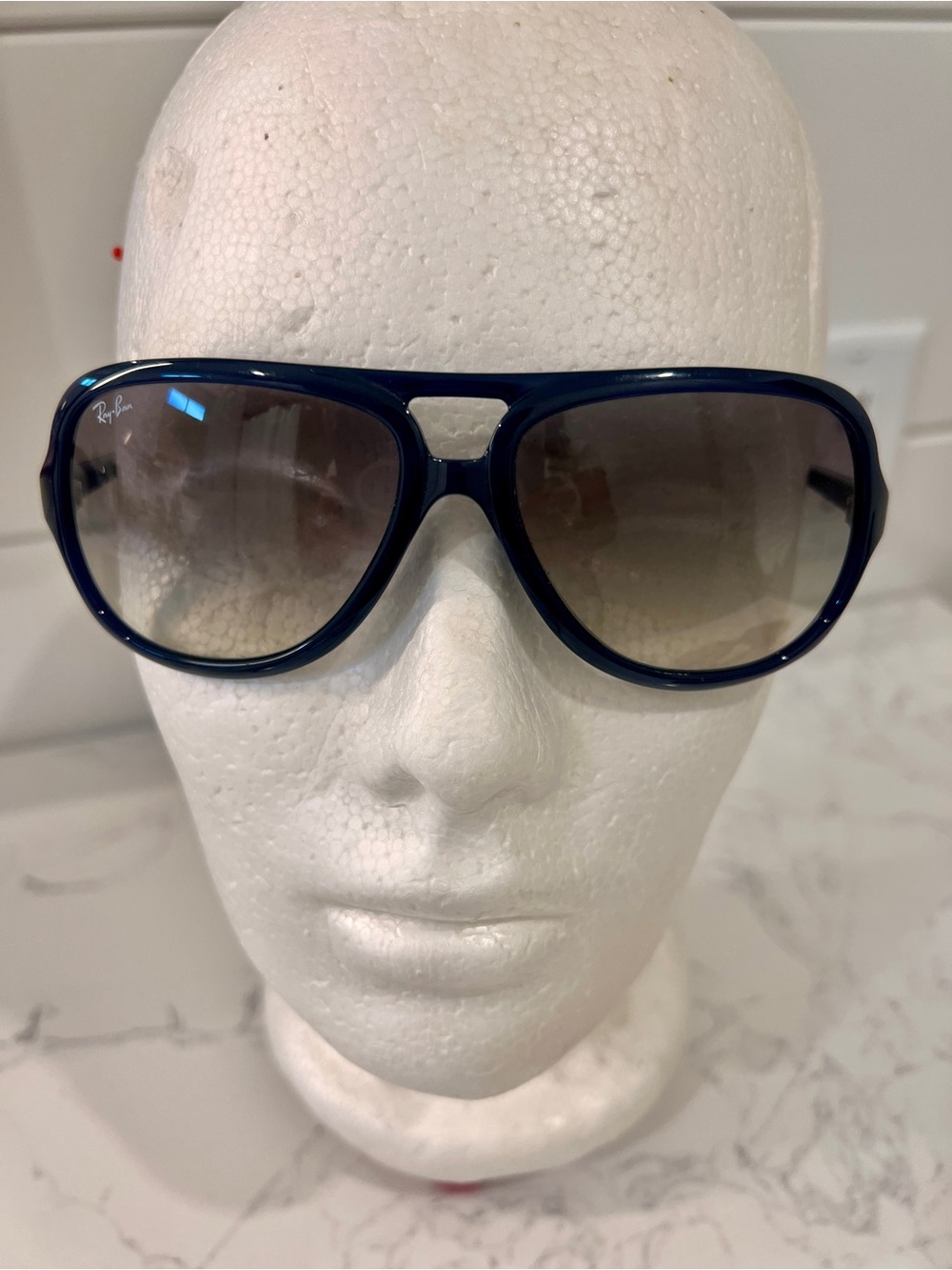 Ray-Ban Navy Blue Pilot Sunglasses with gray Gradient Lenses